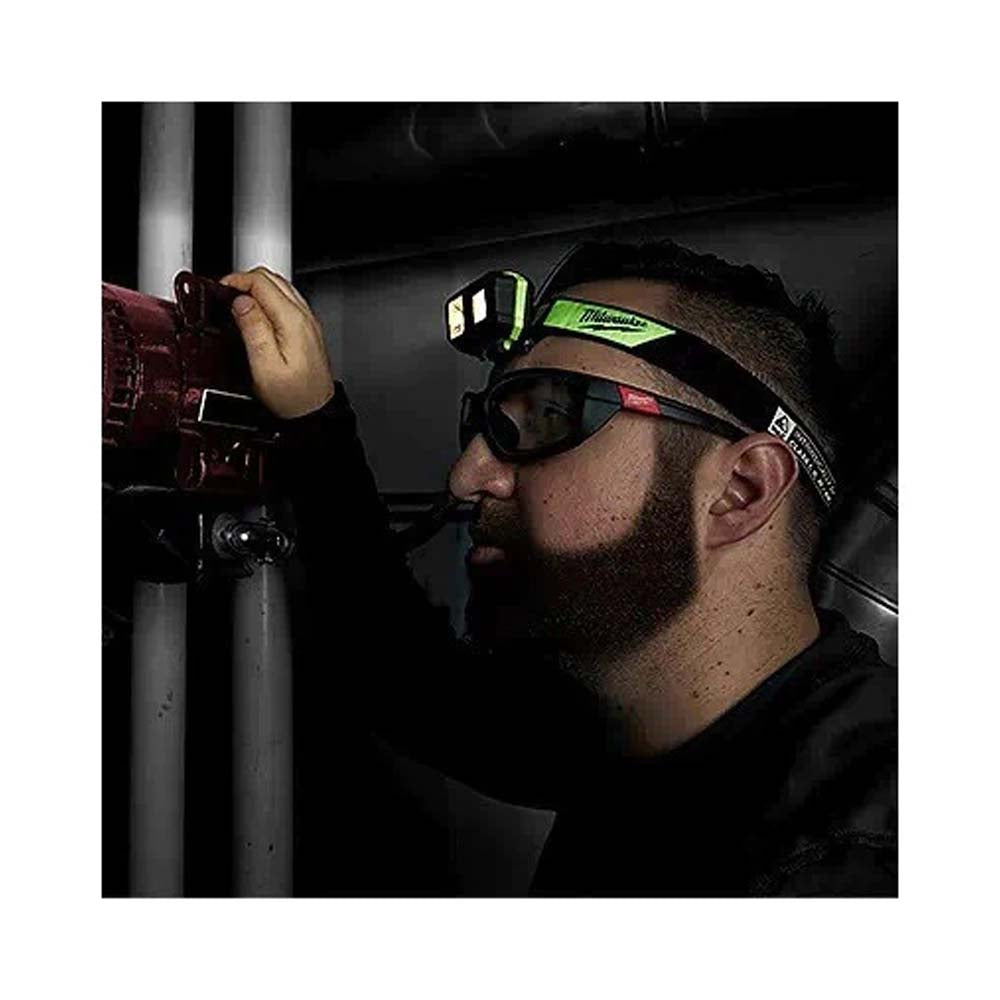 LINTERNA PARA CASCO FOCALIZADA A INTENSA CLASE I II Y III DIVISON 1 P/LUGARES PELIGROSOS 300 LUMENES CORREA DE GOMA ADHESIVO DUAL LOCK 4 GANCHOS P/CASCO LLAVE HEXAGONAL 3 BATERIAS AAA MILWAUKEE