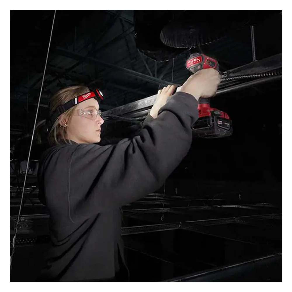 LINTERNA PARA CASCO / CABEZA PERFIL BAJO 600 LUMENES RECARGABLE USB REDLITHIUM BATERIA USB REDLITHIUM CABLE USB 4 GANCHOS PARA CASCO UNIVERSALES MILWAUKEE