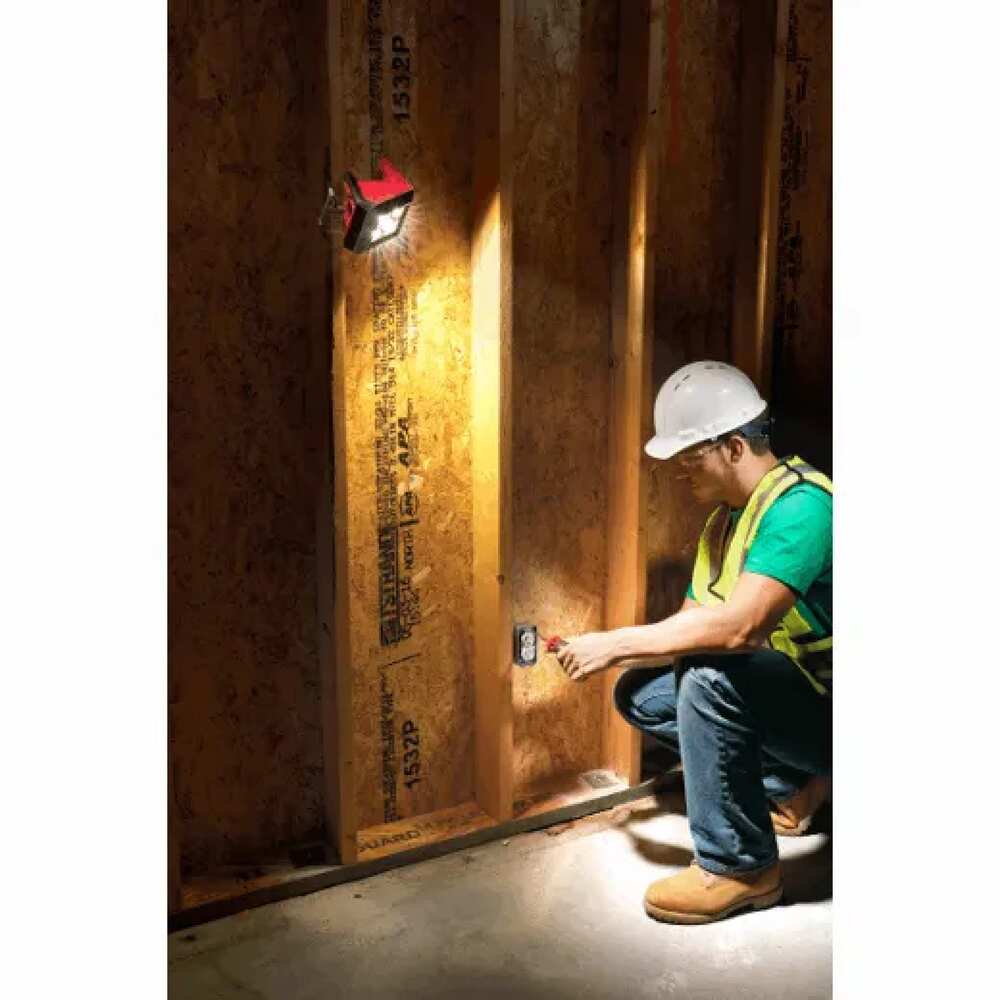 REFLECTOR LED PARA MONTAR 1000 LUMENES M12 (NO INCLUYE BATERIA SE RECOMIENDA 48112401) MILWAUKEE