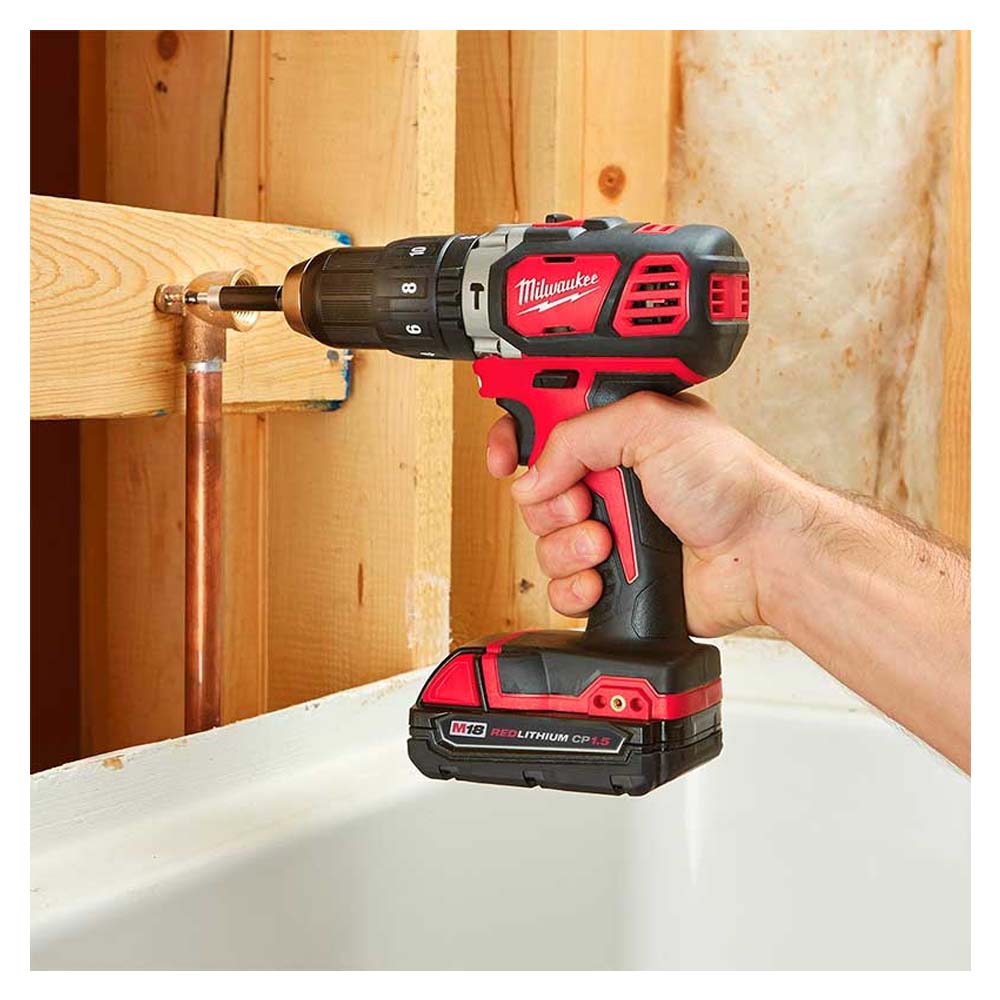 KIT TALADRO PERCUTOR / DESTORNILLADOR 1/2" M18: BATERIA 18V. 1.5AMP M18 CARGADOR DE BATERIA MULTIPLE M12 Y M18 ESTUCHE DE TRANSPORTE MILWAUKEE