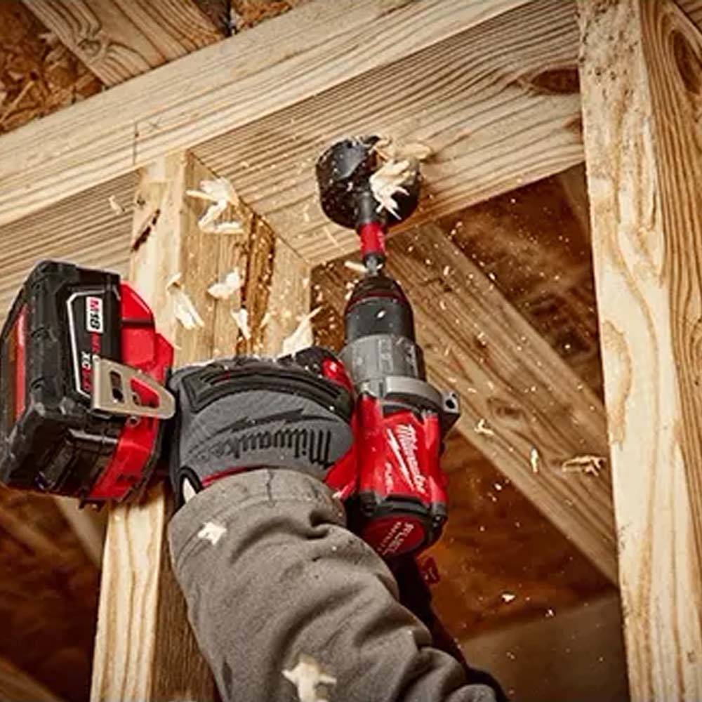 KIT TALADRO / DESTORNILLADOR 1/2" FUEL M18: 2 BATERIAS 18V. 5AMP M18 CARGADOR DE BATERIA MULTIPLE M12 Y M18 MANGO LATERAL SOPORTE PARA BROCA GANCHO PARA CINTURON ESTUCHE DE TRANSPORTE MILWAUKEE