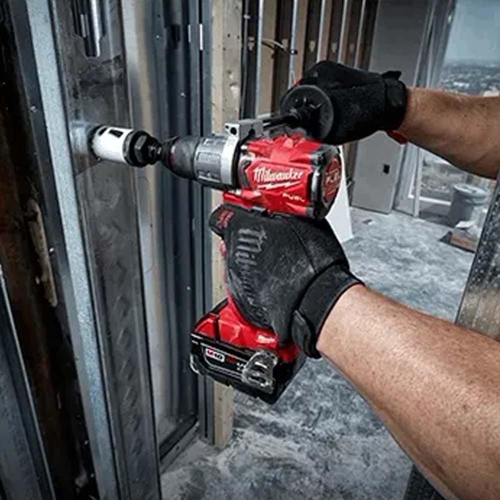 KIT TALADRO / DESTORNILLADOR 1/2" FUEL M18: 2 BATERIAS 18V. 5AMP M18 CARGADOR DE BATERIA MULTIPLE M12 Y M18 MANGO LATERAL SOPORTE PARA BROCA GANCHO PARA CINTURON ESTUCHE DE TRANSPORTE MILWAUKEE