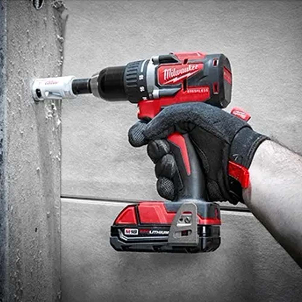 KIT HERRAMIENTAS SIN CARBONES M18: TALADRO ROTOMARTILLO 1/2" DESTORNILLADOR DE IMPACTO HEXAGONAL 1/4" 2 BATERIAS 18V. 2AMP M18 CARGADOR DE BATERIA MULTIPLE M12 Y M18 MILWAUKEE *** PASA AL 361022CT ***