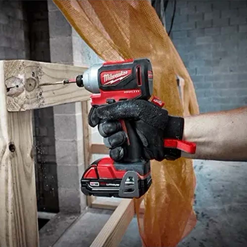 KIT HERRAMIENTAS SIN CARBONES M18: TALADRO ROTOMARTILLO 1/2" DESTORNILLADOR DE IMPACTO HEXAGONAL 1/4" 2 BATERIAS 18V. 2AMP M18 CARGADOR DE BATERIA MULTIPLE M12 Y M18 MILWAUKEE *** PASA AL 361022CT ***