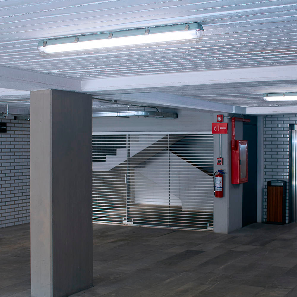 LÁMPARA DE INTERIOR LED TECNOLITE OPORTO II PARA SOBREPONER A PRUEBA DE VAPOR 32W LUZ DE DÍA BASE G5