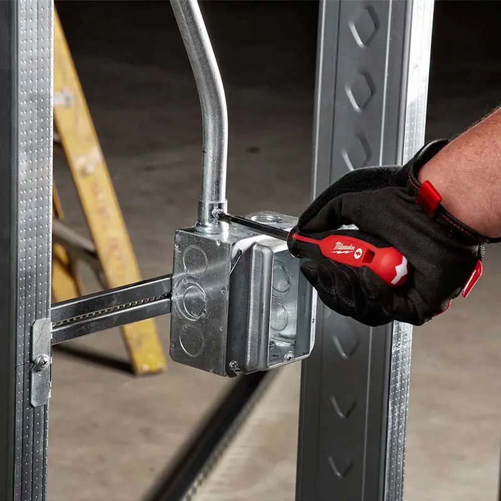 KIT DE 8 DESTORNILLADORES CON TRES LOBULOS: ECX^ # 1 ECX^ #2 PHILLIPS #1 x 3" PHILLIPS #2 x 4" PHILLIPS #2 x 6" RANURADO 1/4" x 4" RANURADO DE 3/16" x 6" RANURADO DE 5/16" x 6"MILWAUKEE