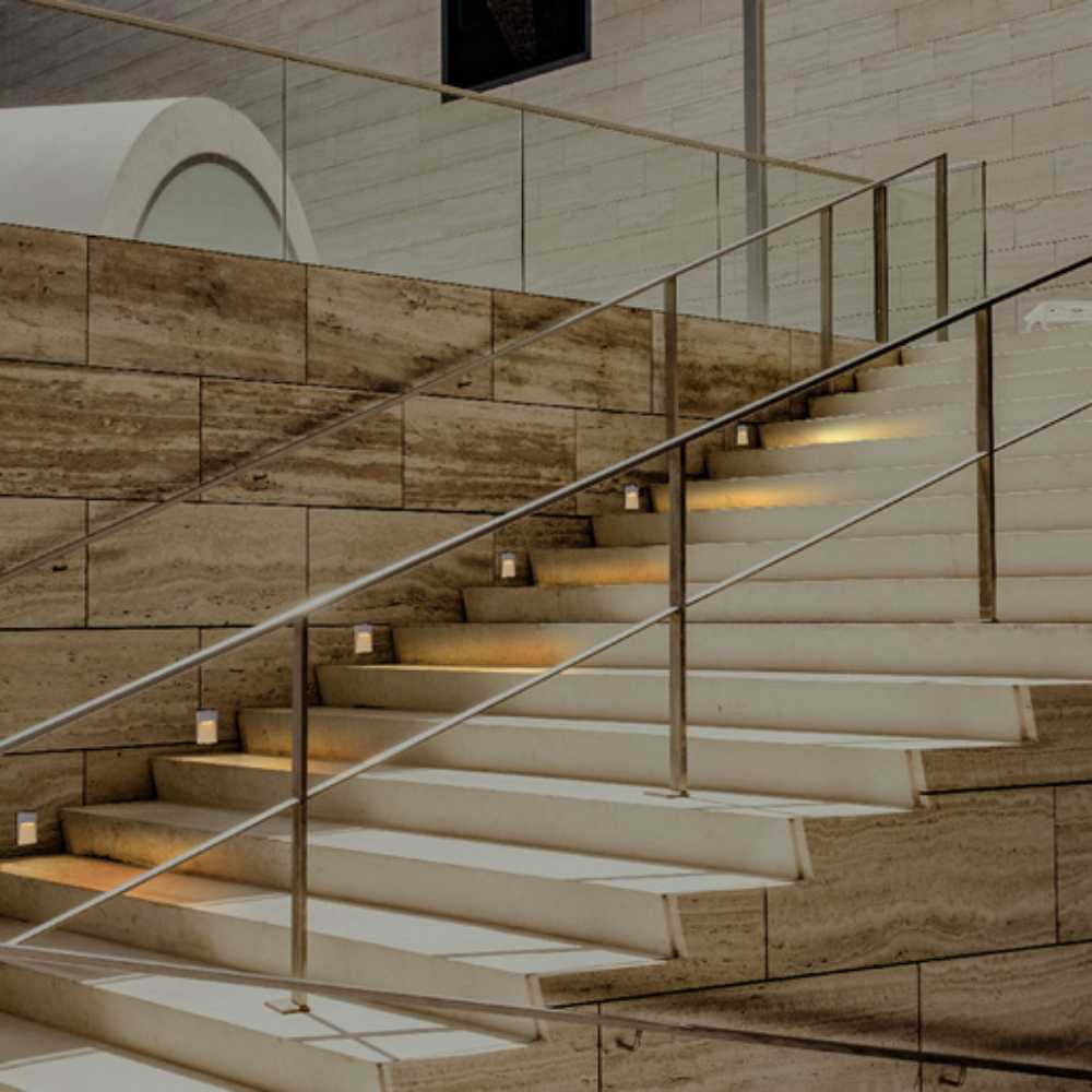 LUZ DE CORTESIA LED SOBREP. MURO 5W/127V. 3000K ALUM. GRIS KAVE IV