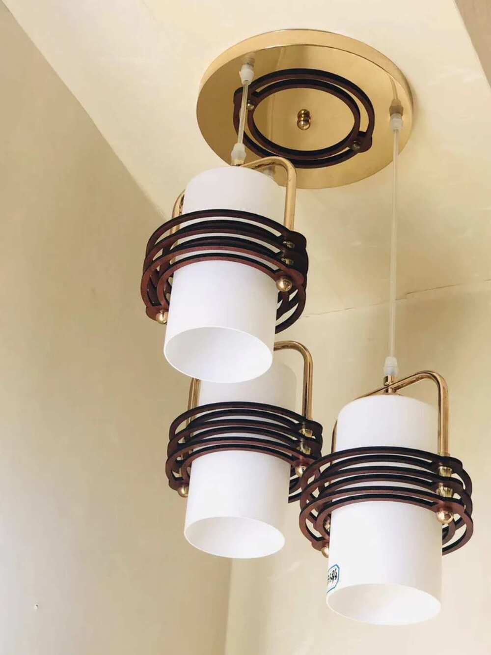 COLGANTE PARA TECHOBASE DE METAL COLOR DORADO/ PANTALLAS DE CRISTAL P/3 FOCOS CLT-807-003 AGABIA 003