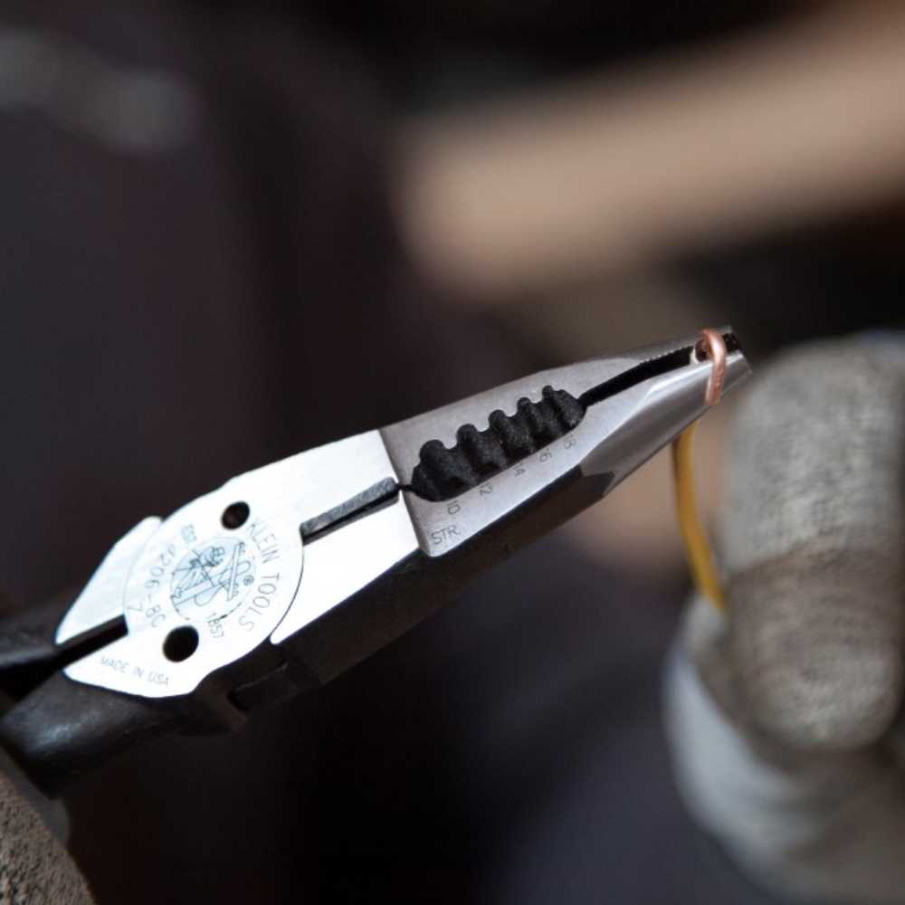 PINZAS PUNTA DE AGUJA 21.9CMS. MULTIUSOS ACCIONADAS POR RESORTE PARA CORTE Y PELADO KLEIN TOOLS