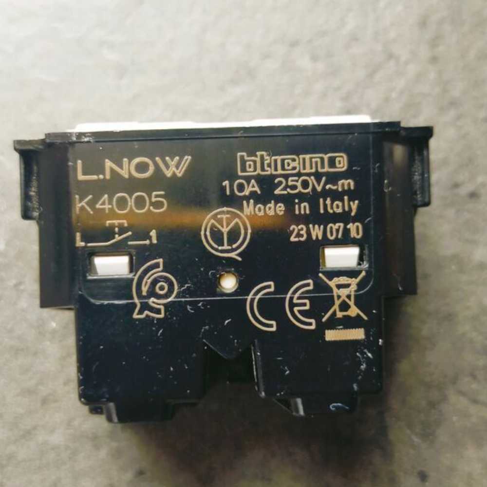 INTERRUPTOR 3 VIAS 1 MOD. 10AX, 127-250V LIVING NOW