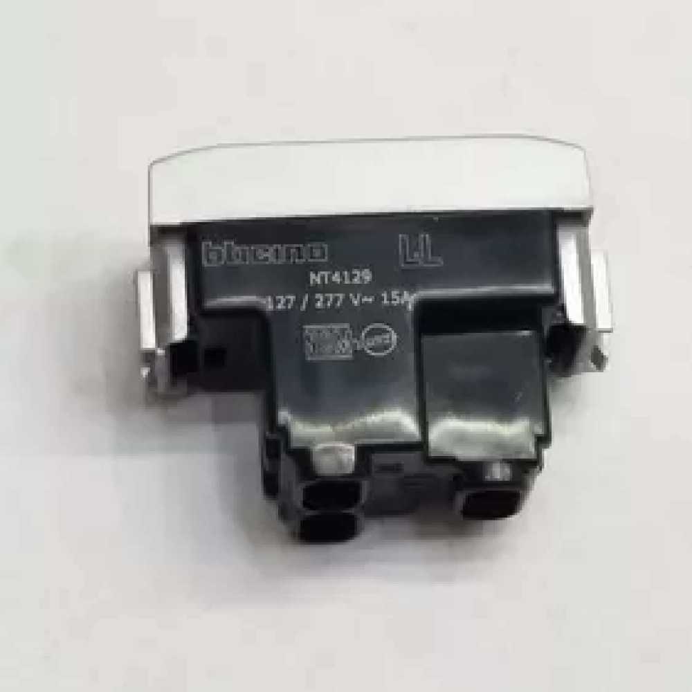 TOMACORRIENTE POLARIZADA Y ATERRIZADA 2P+T 1 MOD. 15A/127-277V. NT4129