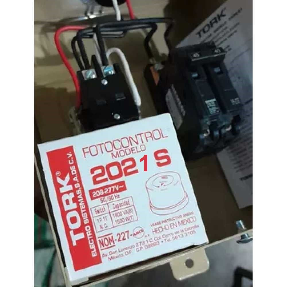 FOTOCONTACTOR 5403-S 127V.30A. 2P.1T. C/FOTOCELDA INCLUIDA EN EL EMPAQUE TORK ***SIN INTERRUPTOR***
