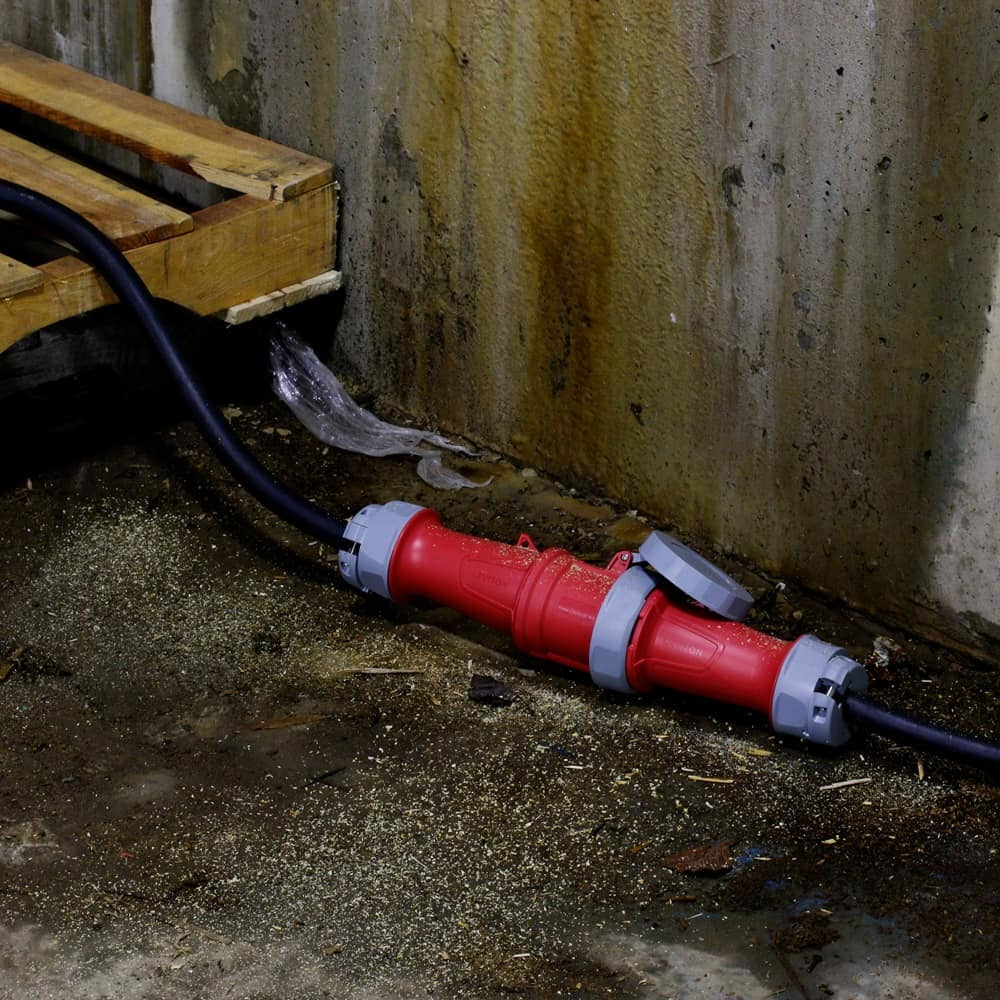 CLAVIJA PIN & SLEEVE 60A 600V 3P 4H 5H IP66/67/68 E IP69K SERIE LEV NEGRO LEVITON