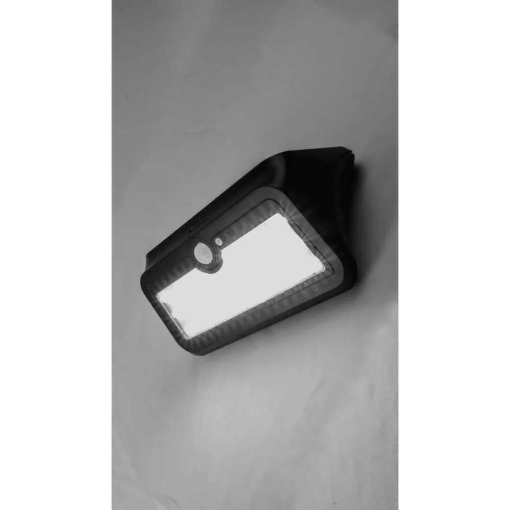 LUMINARIO SOLAR LED PARED NEGRO 4W 120 LUZ BLANCO CALIDO CON SENSOR HUMANO Y OBSCURIDAD BATERIA LITIO 3.7V 2200MAH REMPLAZABLE IP44 ILUMILEDS