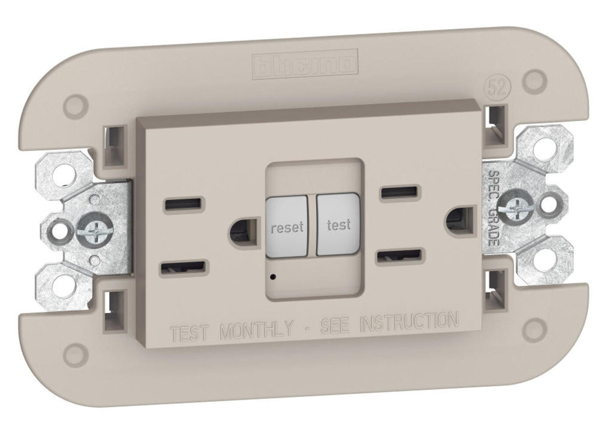 TOMACORRIENTE DUPLEX ICFT 15A 127V CON AUTOPRUEBA Y PROTECCION INFANTIL INCLUYE CHASIS ARENA MCA LIVING NOW