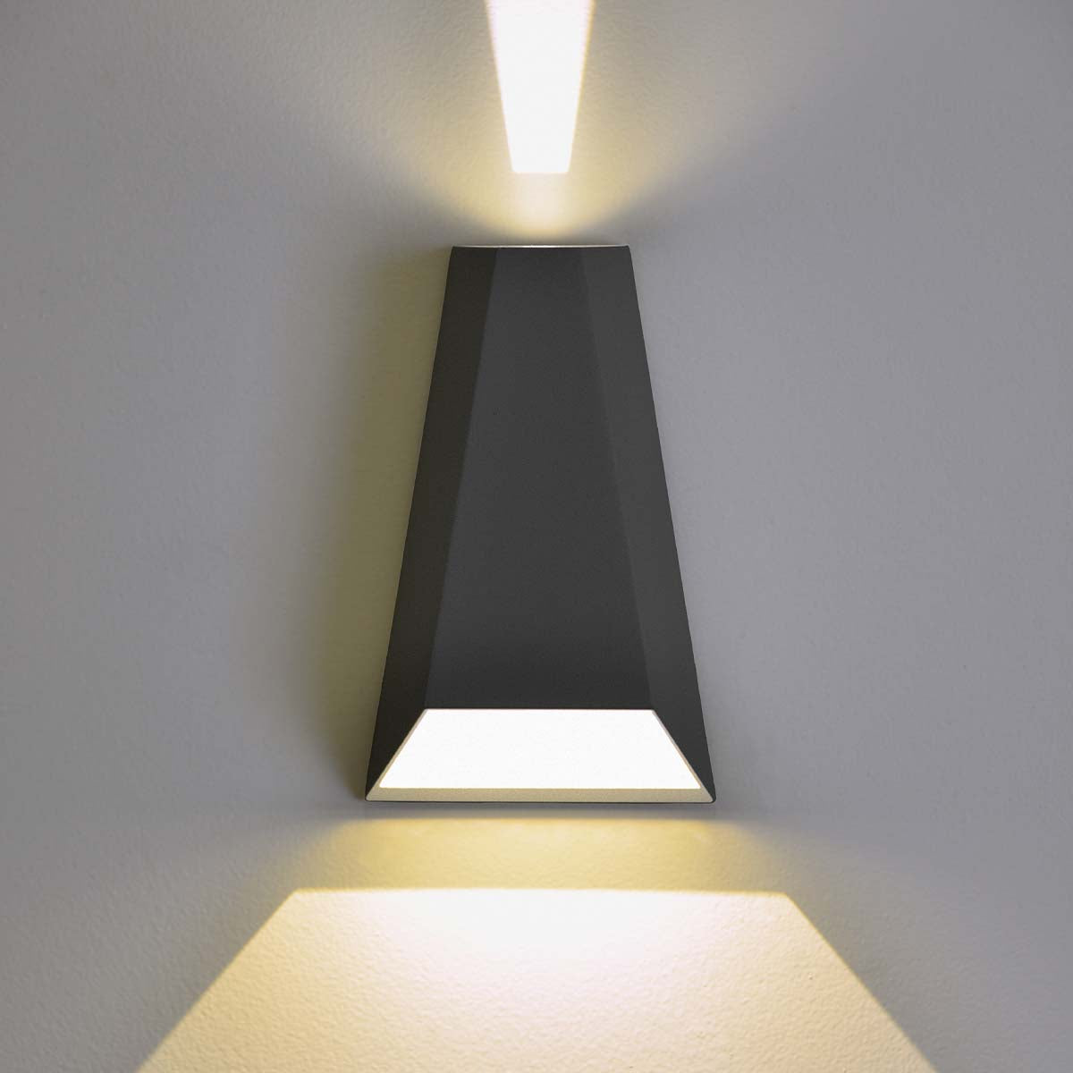 LUMINARIA LED PARA MURO CALUX 6W 100-240V 3000K 62LM IP54 ACABADO GRAFITO