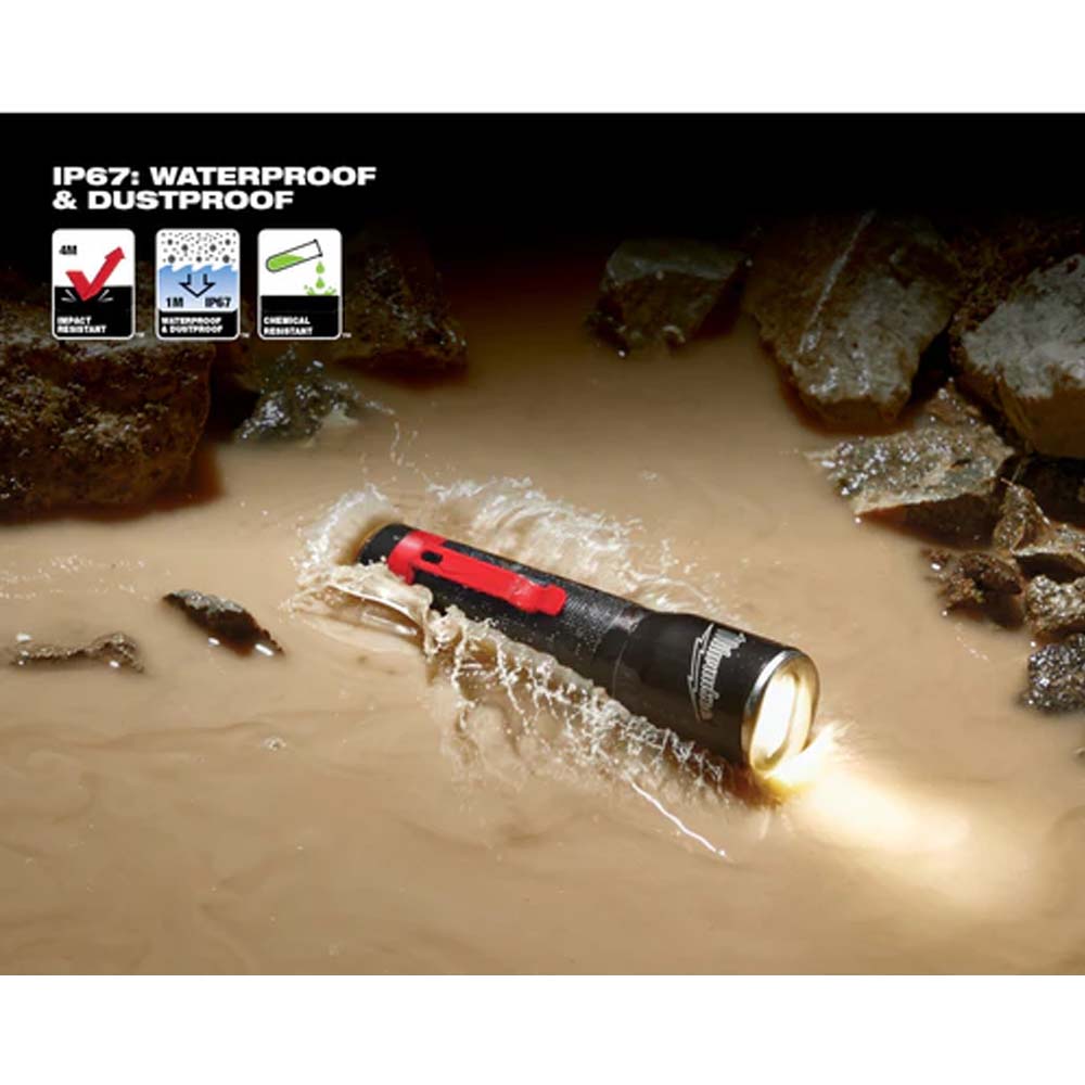 LINTERNA DE MANO LED DE ENFOQUE 325 LUMENES 3 BATERIAS AAA MILWAUKEE