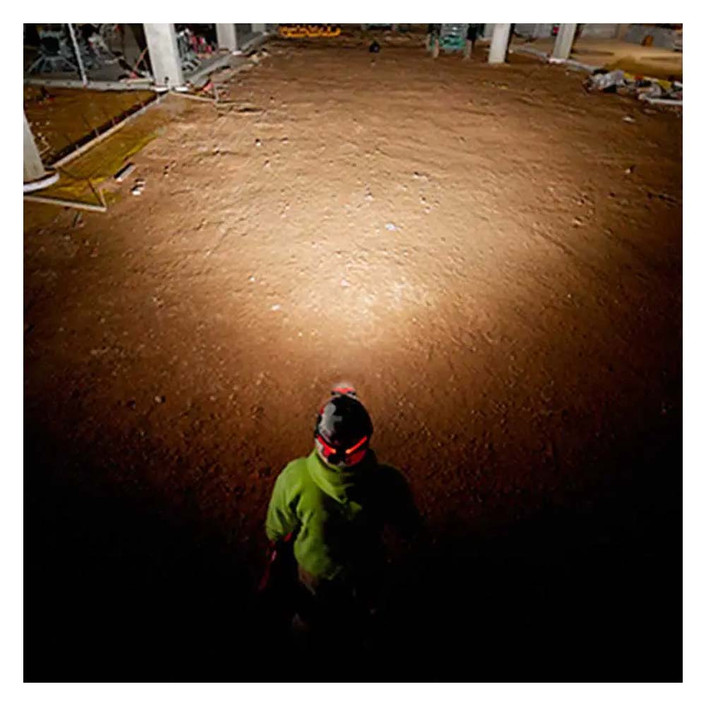 LINTERNA PARA CASCO BEACON 600 LUMENES RECARGABLE USB REDLITHIUM BATERIA USB REDLITHIUM CABLE USB C 4 GANCHOS UNIVERSALES PARA CASCO MILWAUKEE