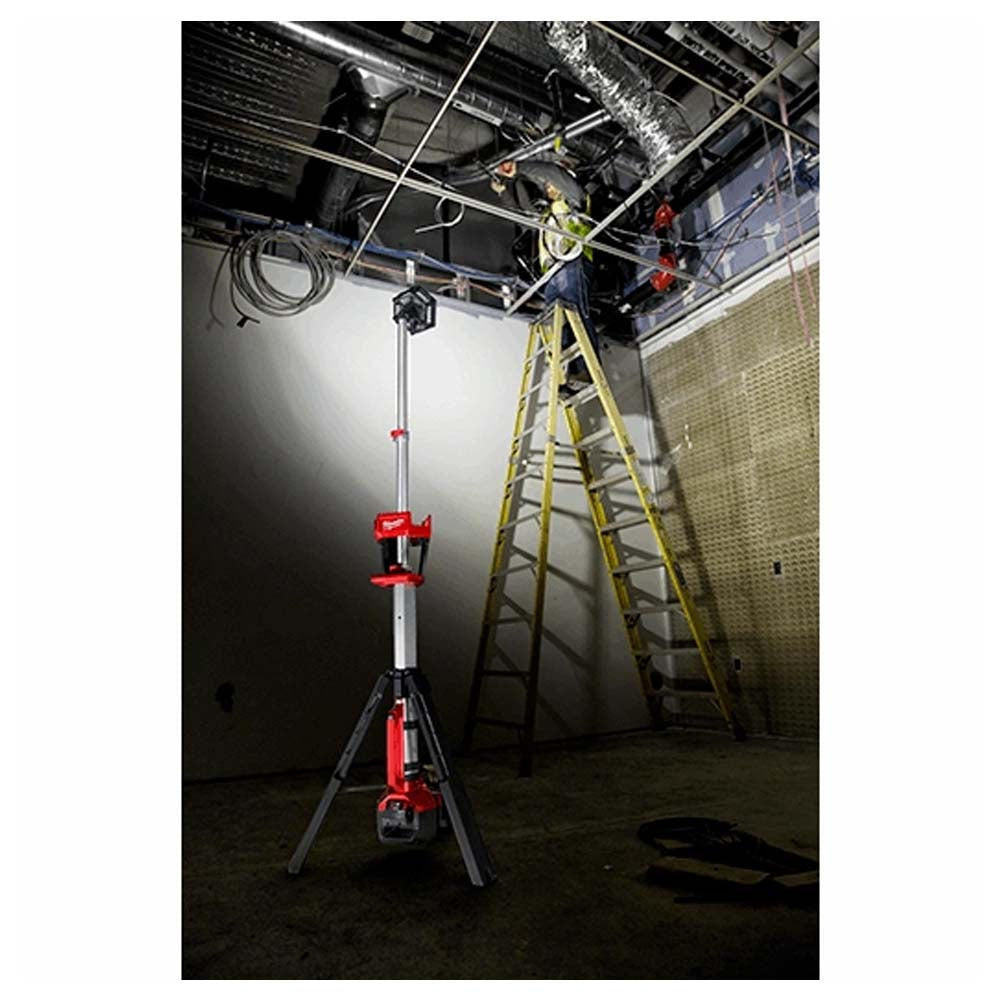 LAMPARA DE PEDESTAL DOBLE PODER M18 2500 LUMENES DOBLE ALIMENTACION POR CABLE A 120V C.A. Y A BATERIA 18V C.D. M18 (NO INCLUYE BATERIA SE RECOMIENDA 48111850) MILWAUKEE