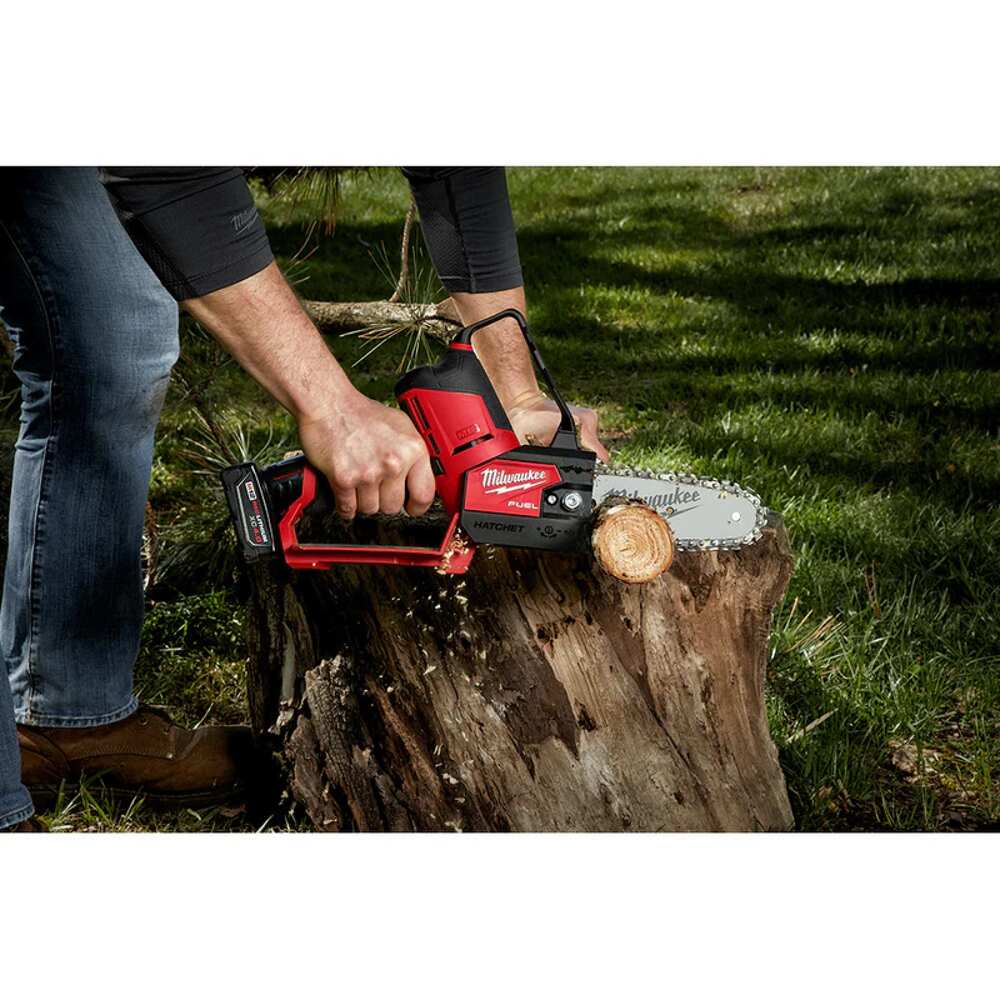 KIT SIERRA PARA PODAR 6" FUEL M12 BATERIA 12V. 4AMP M12: CARGADOR DE BATERIA M12 BARRA Y CADENA OREGON FUNDA COMBINACION DE LLAVE CUBO DOBLE Y DESTORNILLADOR MILWAUKEE