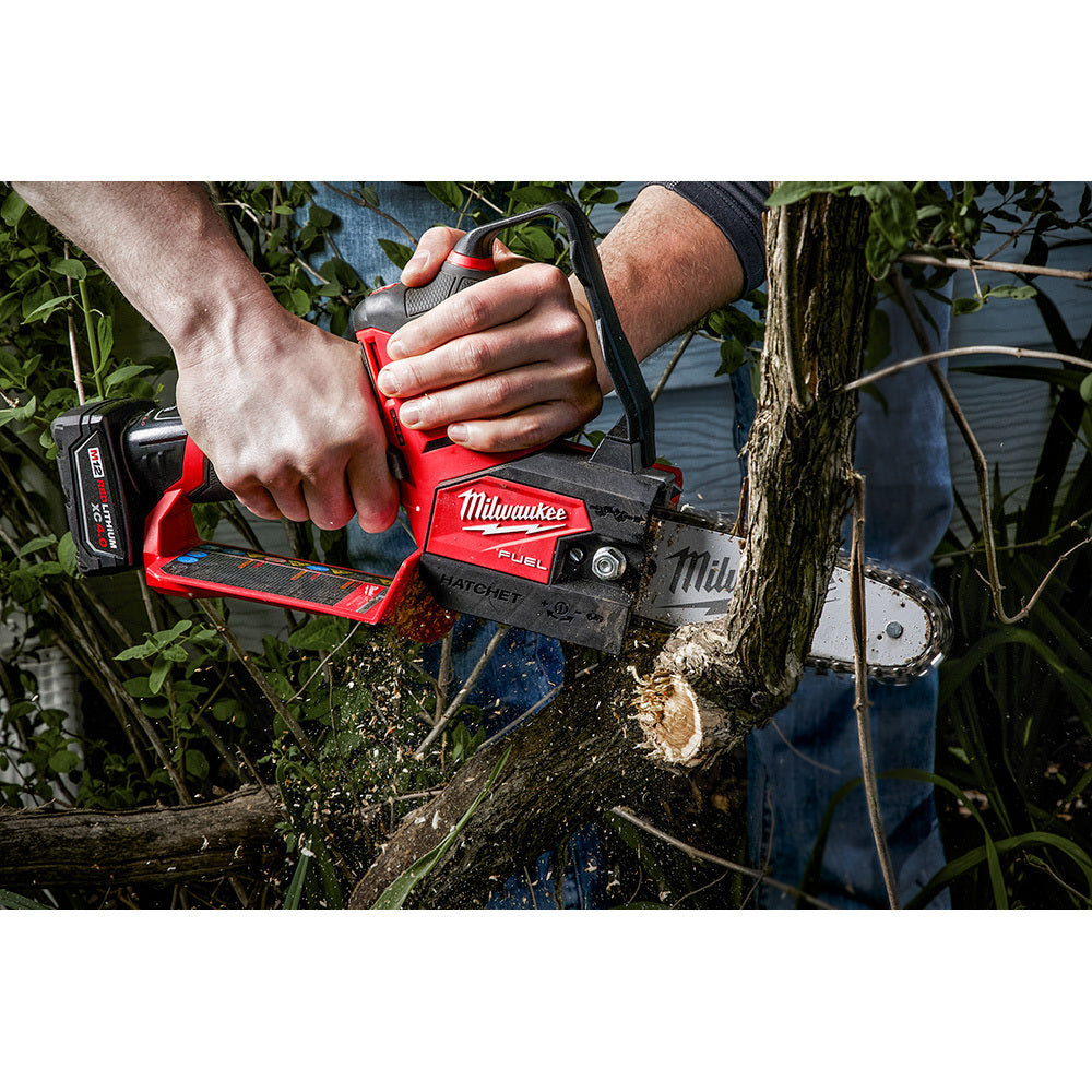 KIT SIERRA PARA PODAR 6" FUEL M12 BATERIA 12V. 4AMP M12: CARGADOR DE BATERIA M12 BARRA Y CADENA OREGON FUNDA COMBINACION DE LLAVE CUBO DOBLE Y DESTORNILLADOR MILWAUKEE