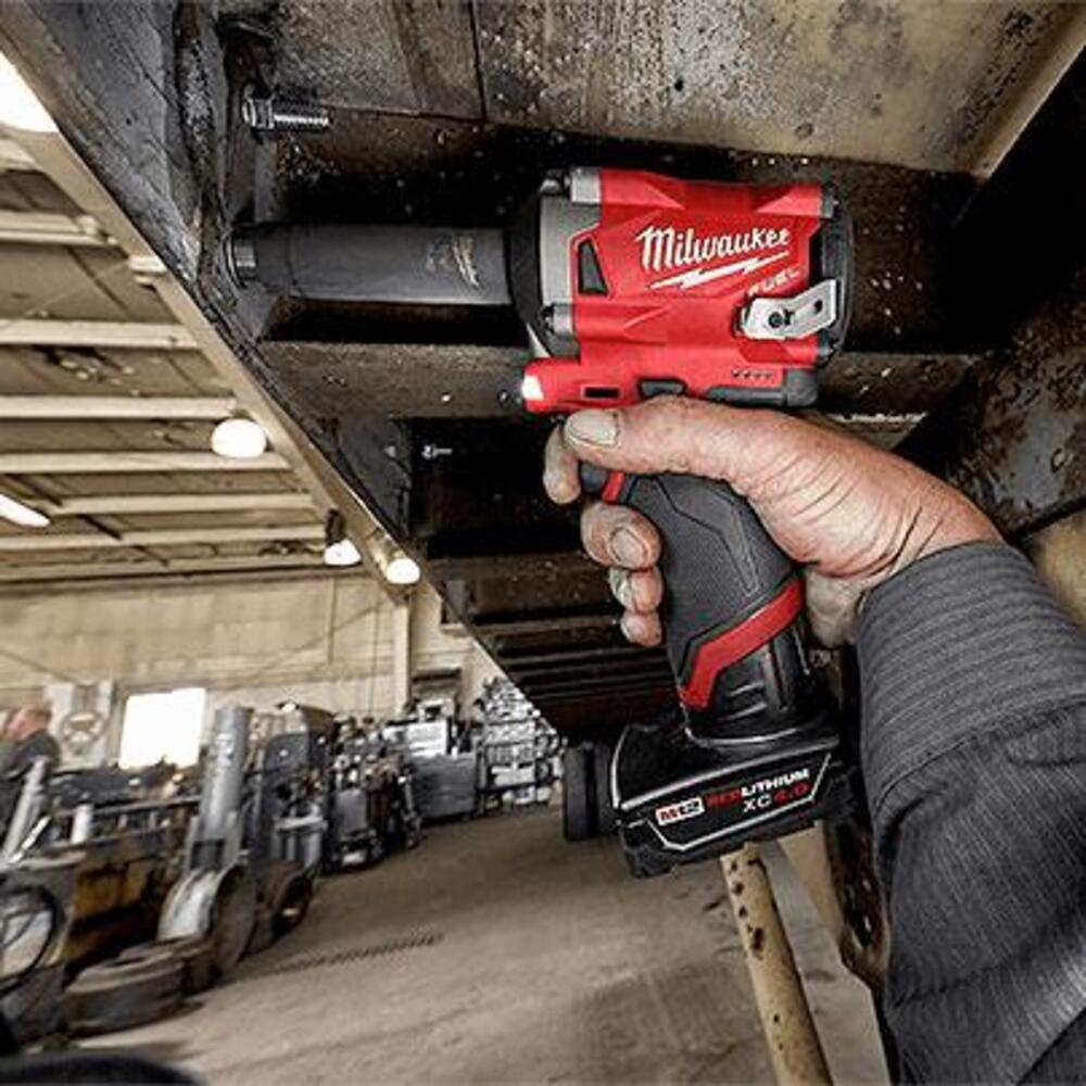 KIT LLAVE DE IMPACTO 1/2" M12: BATERIA 12V. 4AMP M12 BATERIA 12V. 2AMP M12 CARGADOR DE BATERIA M12 GANCHO PARA CINTURON ESTUCHE DE TRANSPORTE MILWAUKEE
