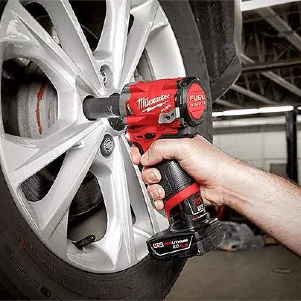 KIT LLAVE DE IMPACTO 1/2" M12: BATERIA 12V. 4AMP M12 BATERIA 12V. 2AMP M12 CARGADOR DE BATERIA M12 GANCHO PARA CINTURON ESTUCHE DE TRANSPORTE MILWAUKEE