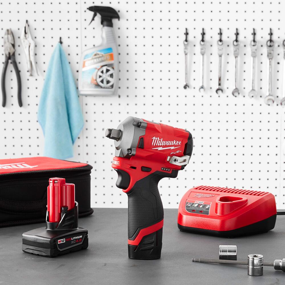 KIT LLAVE DE IMPACTO 1/2" M12: BATERIA 12V. 4AMP M12 BATERIA 12V. 2AMP M12 CARGADOR DE BATERIA M12 GANCHO PARA CINTURON ESTUCHE DE TRANSPORTE MILWAUKEE