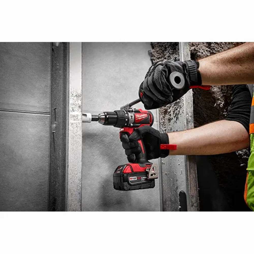 KIT TALADRO PERCUTOR / DESTORNILLADOR 1/2" FUEL M18: 2 BATERIAS 18V. 4AMP M18 CARGADOR DE BATERIA MULTIPLE M12 Y M18 MANGO LATERAL GANCHO PARA CINTURON ESTUCHE DE TRANSPORTE MILWAUKEE