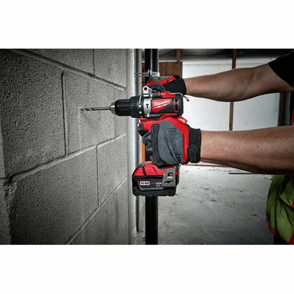 KIT TALADRO PERCUTOR / DESTORNILLADOR 1/2" FUEL M18: 2 BATERIAS 18V. 4AMP M18 CARGADOR DE BATERIA MULTIPLE M12 Y M18 MANGO LATERAL GANCHO PARA CINTURON ESTUCHE DE TRANSPORTE MILWAUKEE