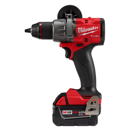 KIT TALADRO PERCUTOR / DESTORNILLADOR 1/2" FUEL M18: 2 BATERIAS 18V. 5AMP M18 CARGADOR DE BATERIA MULTIPLE M12 Y M18 MANGO LATERAL ESTUCHE DE TRANSPORTE MILWAUKEE