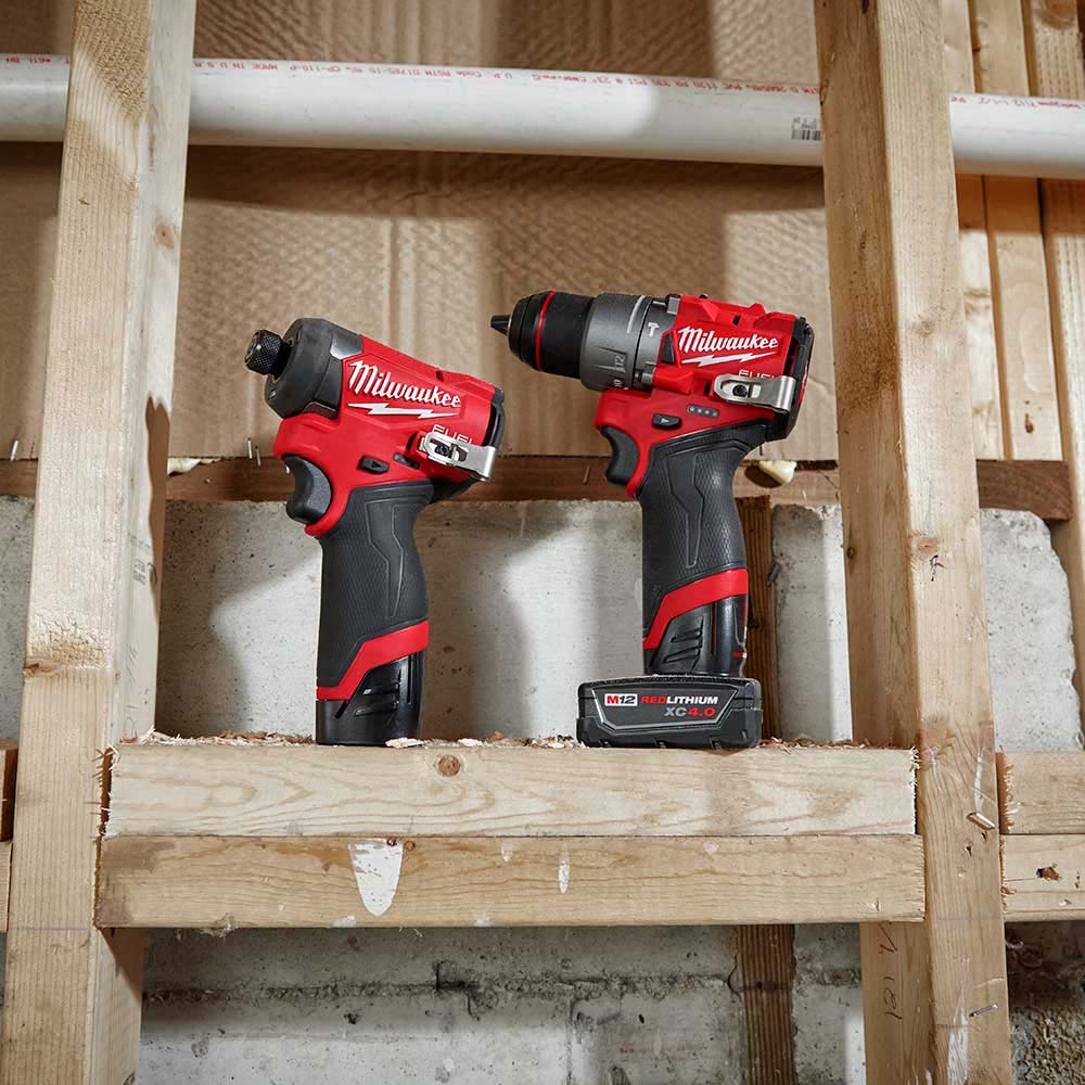 KIT COMBINADO 2 HERRAMIENTAS M12 FUEL: TALADRO DESTORNILLADOR PERCUTOR 1/2" DESTONILLADOR DE IMPACTO HEXAGONAL 1/4" BATERIA 12V. 2AMP M12 BATERIA 12V. XC 4AMP M12 CARGADOR DE BATERIA M12 MILWAUKEE