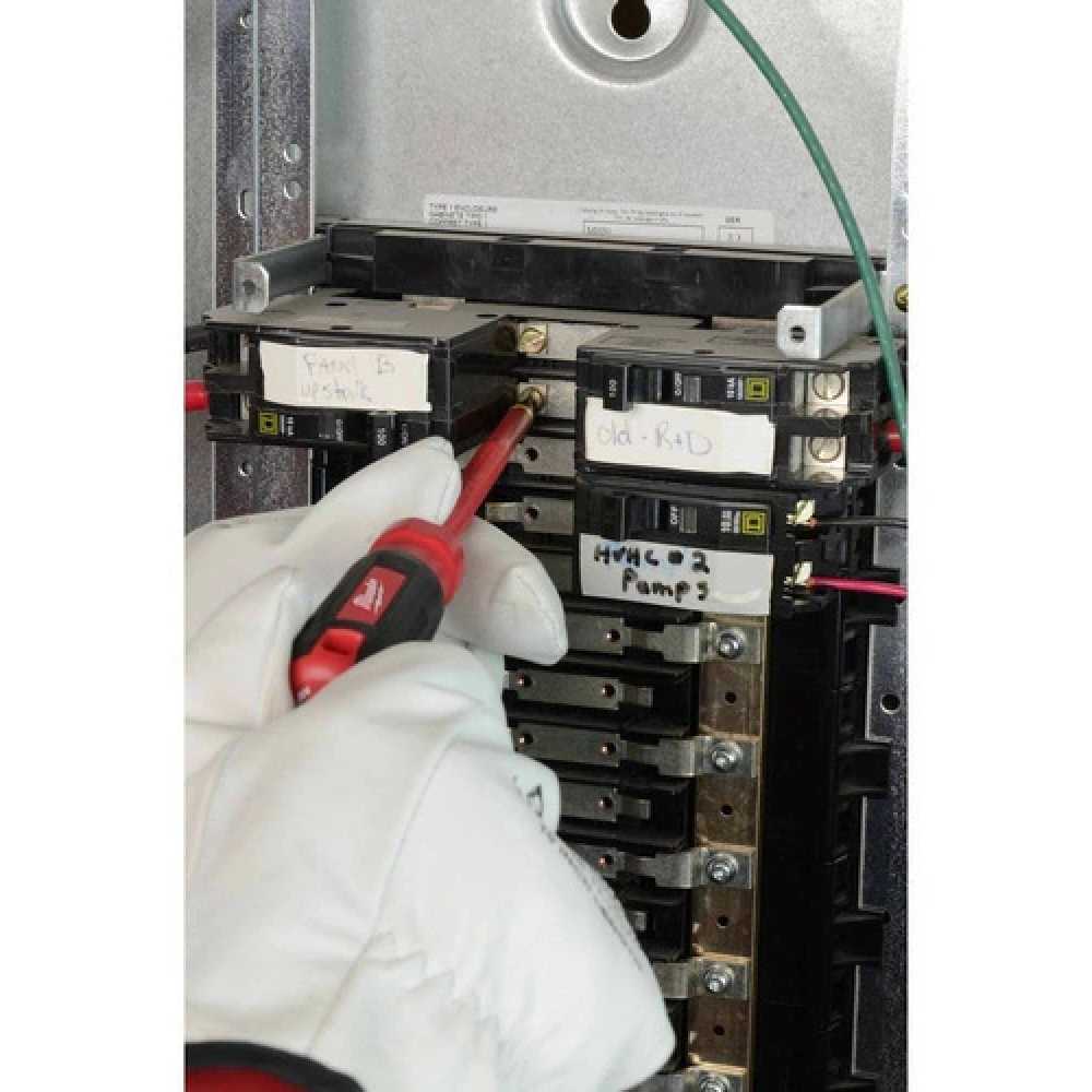 KIT DE DESTORNILLADORES AISLADOS 1000V **3 PIEZAS** INCLUYE (1) #1 ECX 4" (1) PILLIPS #2 X 4" (1) RANURADO 1/4" X 6" MILWAUKEE