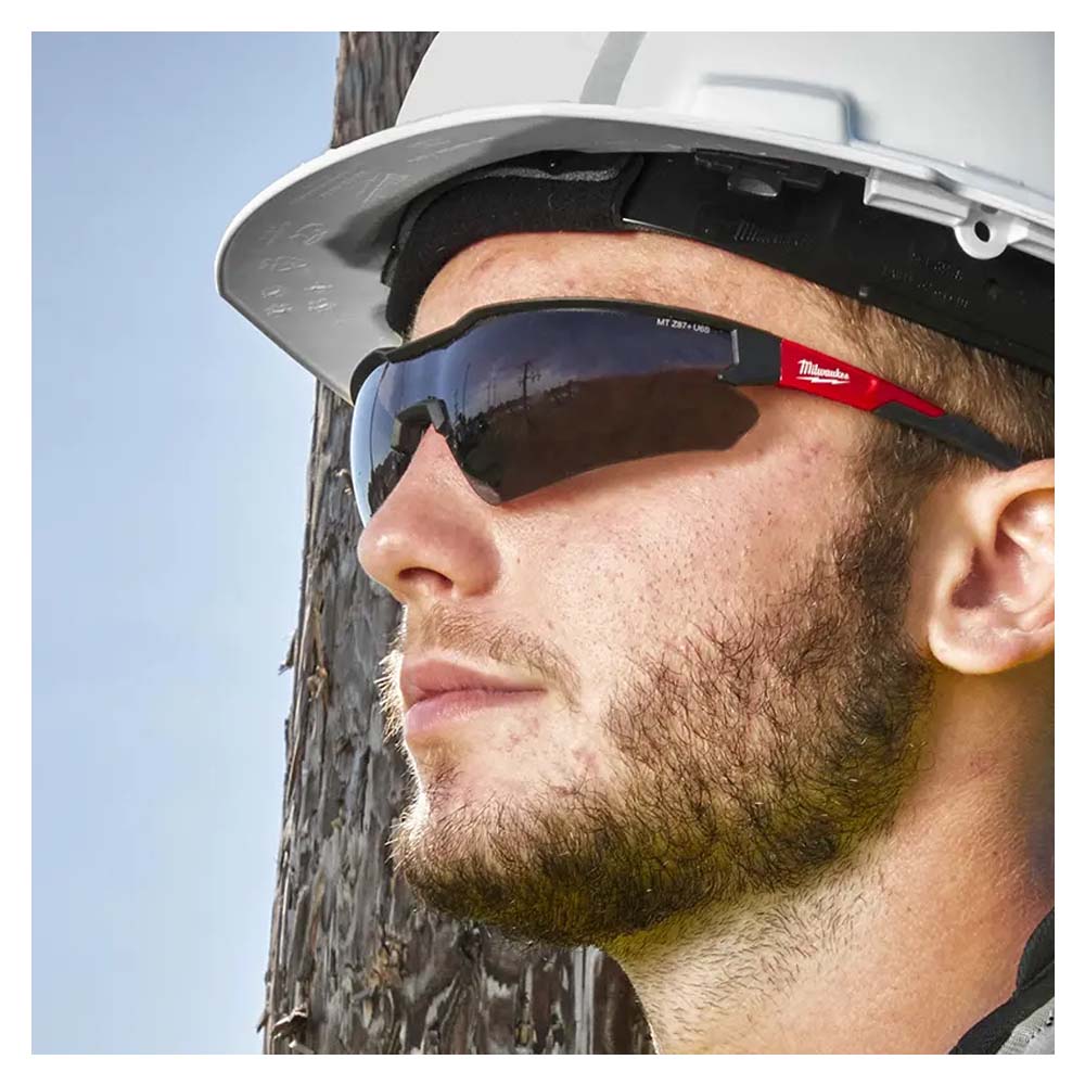 GAFAS DE SEGURIDAD DE CAPA DURA TINTADAS MILWAUKEE