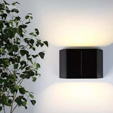 LUMINARIO SOLAR DE LED BLANCO CALIDO CON DOS SALIDAS DE LUZ Y CORTADORES AJUSTABLES 3W DE SOBREPONER EN PARED POLICARBONATO ACABADO NEGRO BATERIA DE LITIO DE 3.7V CC 1300 MAH REMPLAZABLE IP54