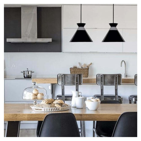 LUMINARIO COLGANTE PANTALLA EN METAL COLOR NEGRO DETALLE EN GRIS MATE EN RIEL DE 50CM Y CABLE EN COLOR NEGRO 23.5CM H120 USO INTERIOR NO INCLUYE LAMPARA