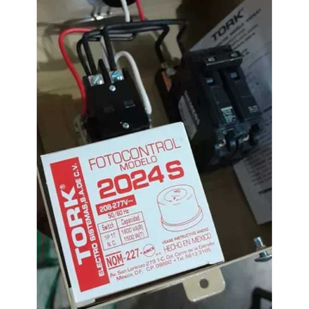 FOTOCONTACTOR 5404-S1 220V.40A 2P.1T. C/FOTOCELDA INCLUIDA EN EL EMPAQUE TORK ***CON INTERRUPTOR***